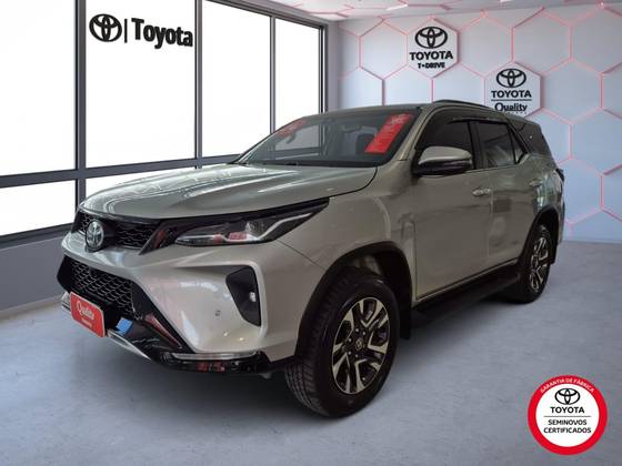 TOYOTA HILUX SW4 2.8 D-4D TURBO DIESEL SRX 7L 4X4 AUTOMÁTICO TOYOTA HILUX SW4 2.8 D-4D TURBO DIESEL SRX 7L 4X4 AUTOMÁTICO